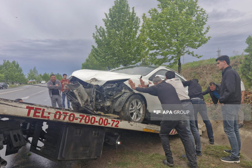Naxçıvanda avtomobil idarəetməni itirərək yoldan çıxıb, ağaca çırpılıb