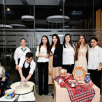 Leyla Əliyeva və Arzu Əliyeva həssas qruplara aid şəxslərin yaradıcılıq prosesi ilə tanış olublar