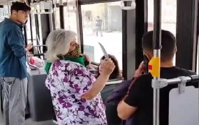 Əlibıçaqlı qadın avtobusda təşviş yaratdı 
 - Video
